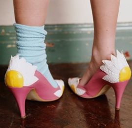 Aus einem chinesischen mädchen schuhe ausziehen
